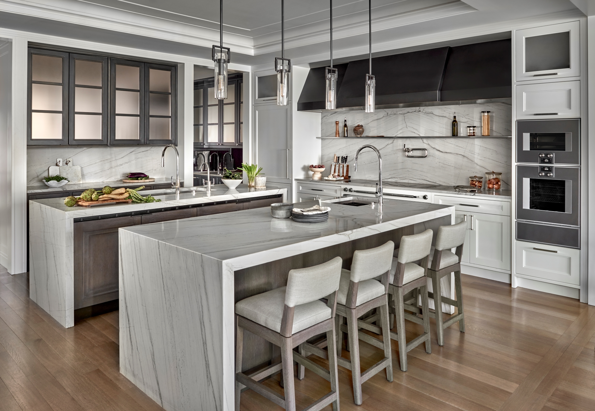 Kitchen showing breakfast bar with amenities